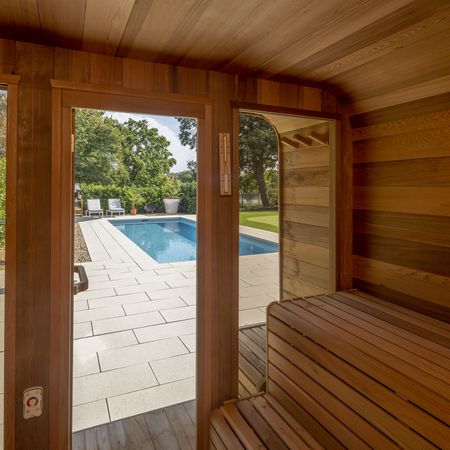 Außensauna mit Blick auf Pool