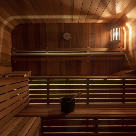 Außensauna von innen beleuchtet