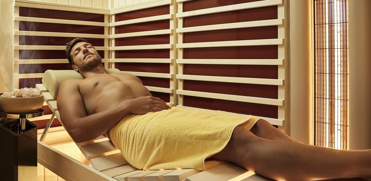 Mann liegt in einer Sauna