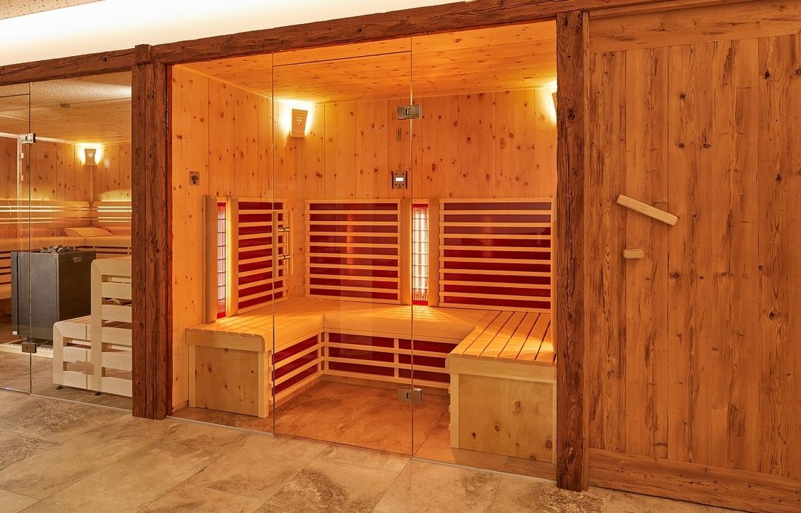 Infrarotkabine mit Glasfront und Altholzrahmen-Verkleidung