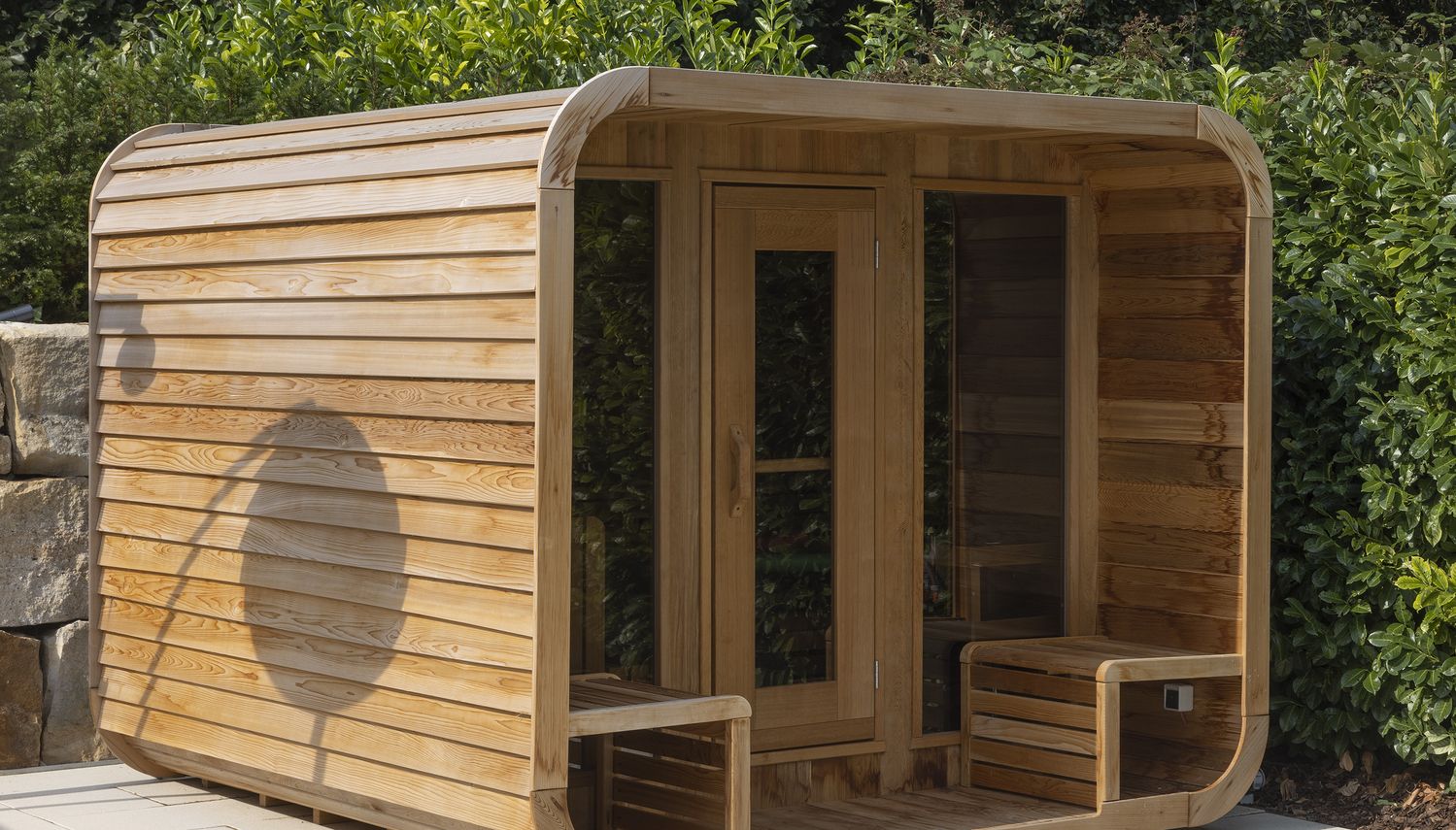 Außensauna vor Hecke